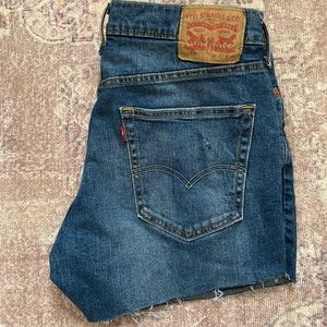 Perfect Levi’s distressed shorts